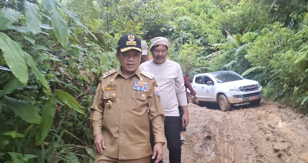 Gubernur Jambi Al Haris bersama Bupati Kerinci Monadi tinjau kondisi jalan di wilayah Renah Pemetik