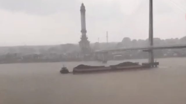 Tongkang batubara tabrak jembatan Gentala Arasy