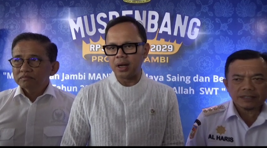 Wamendagri (tenga) dan Gubernur Jambi Al Haris (kanan)