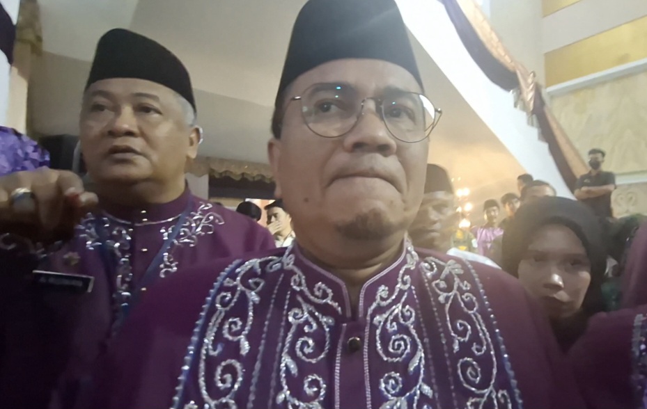 Tangkapan layar gestur tangan Sekda A Ridwan saat wartawan wawancara doorstop kepada Walikota Jambi Maulana persolan Jambi City Center