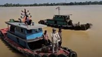 Warga minta Gubernur Jambi Al Haris tinjau kondisi keramba ikan yang ditabrak oleh tongkang batubara di Pematang Jering, Muaro Jambi.