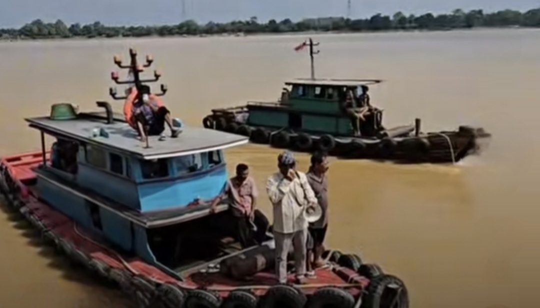 Warga minta Gubernur Jambi Al Haris tinjau kondisi keramba ikan yang ditabrak oleh tongkang batubara di Pematang Jering, Muaro Jambi.