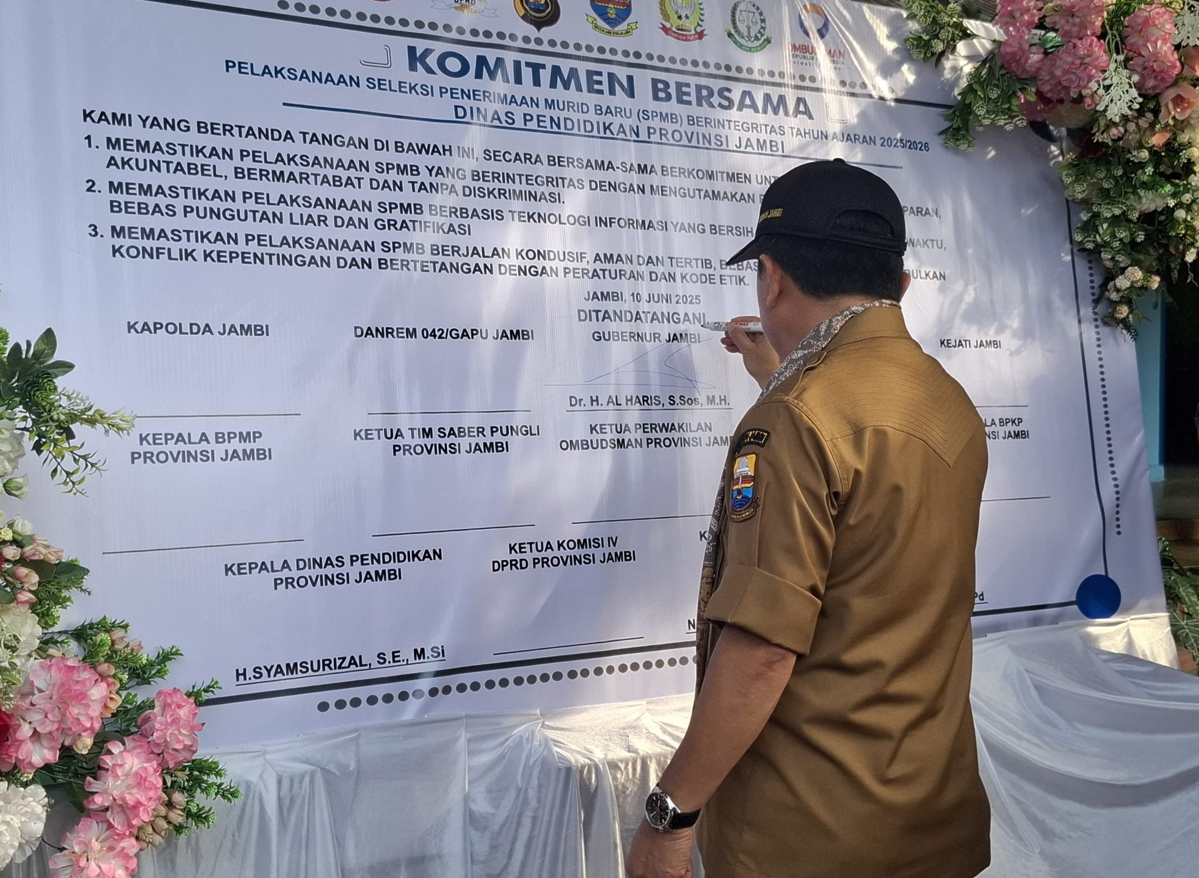 Gubernur Jambi Al tanda tangan komitmen bersama pelaksanaan SPMB tahun ajaran 2025/2026