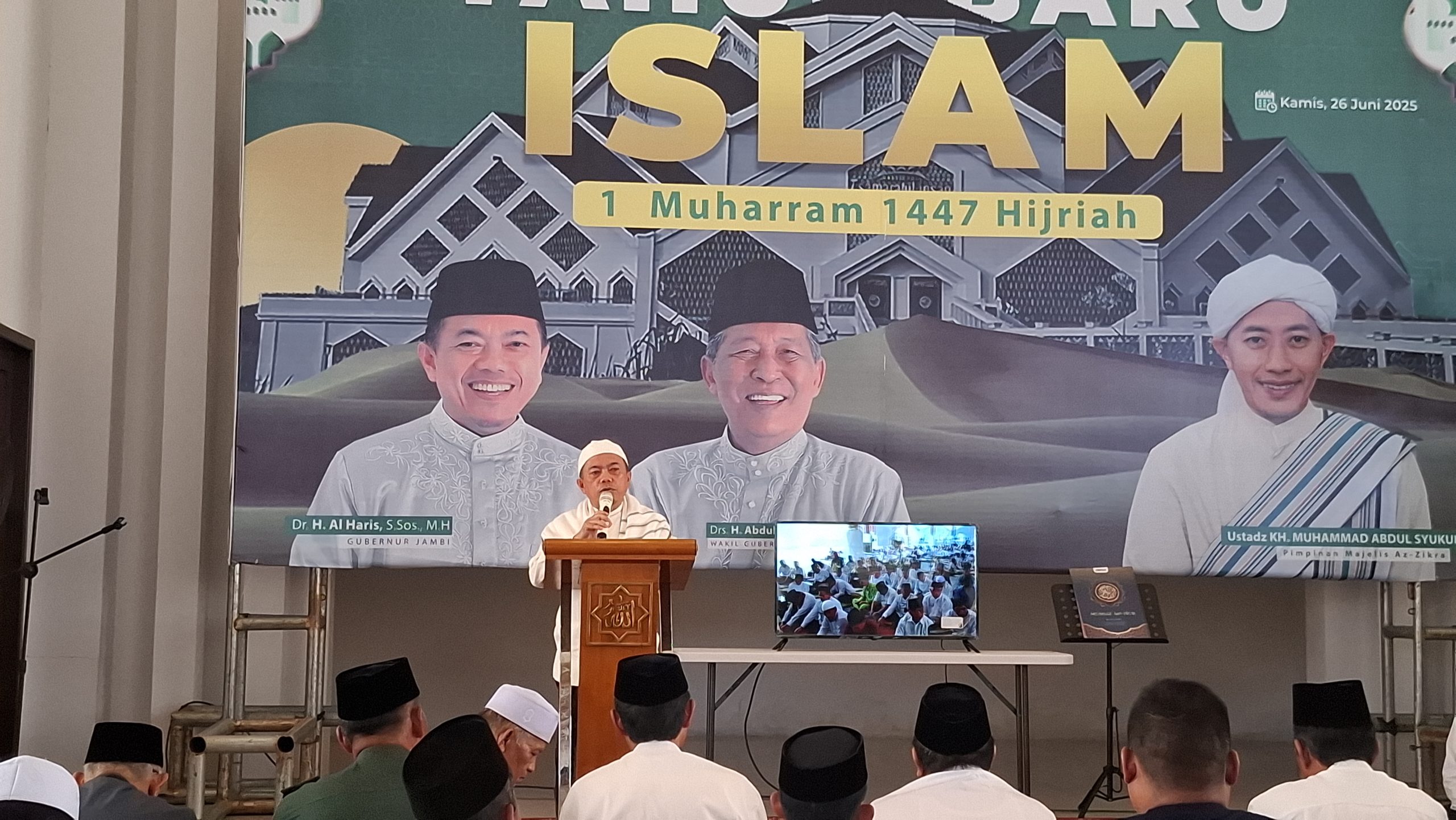 Gubernur Jambi Al Haris melaksanakan dzikir dan sholat bersama seluruh OPD dan masyarakat di Masjid Tsamaratul Insan (Islamic Center)