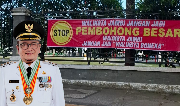 Spanduk bertuliskan Walikota Jambi Jangan Jadi Pembohong Besar Walikota Jambi Jangan Jadi WaliKota Boneka