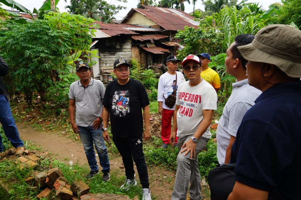 Ketua DPRD Kota Jambi, Kemas Faried Alfarelly, turun langsung meninjau lokasi longsor dan kerusakan drainase di Lorong Cemara I, RT 32, Kelurahan Selamat, Kecamatan Danau Sipin.