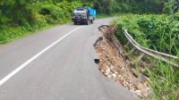 Kondisi jalan rusak menuju lokasi wisata di Jangkat, Kabupaten Merangin