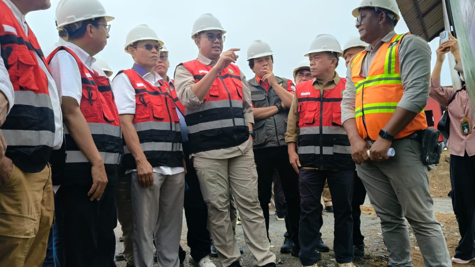 Wakil Menteri Kehutanan Sulaiman Umar Siddiq didampingi Gubernur Jambi Al Haris saat meninjau water intake PT WKS distrik VII (poto/pariwarajambi.com)