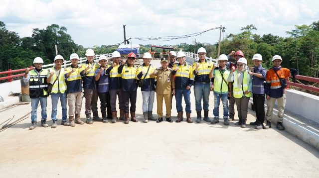 Gubernur Jambi Al Haris tinjau proyek jembatan Jelita Merah Putih di tengah proyek jalan khusus batubara