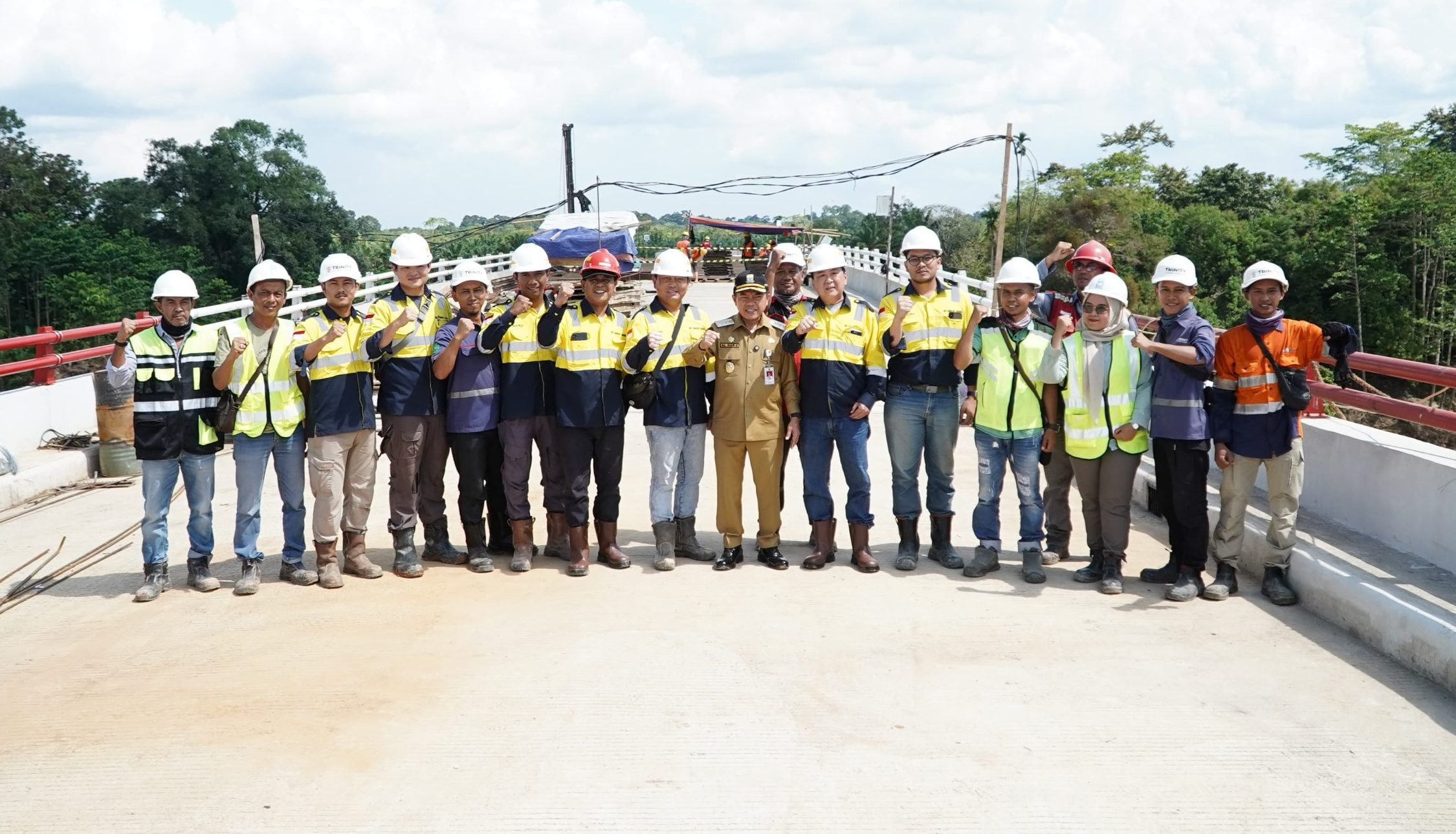 Gubernur Jambi Al Haris tinjau proyek jembatan Jelita Merah Putih di tengah proyek jalan khusus batubara