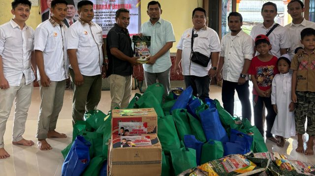 Rocky Candra serahkan bantuan untuk korban kebakaran di Kabupaten Tanjung Jabung Barat, Provinsi Jambi