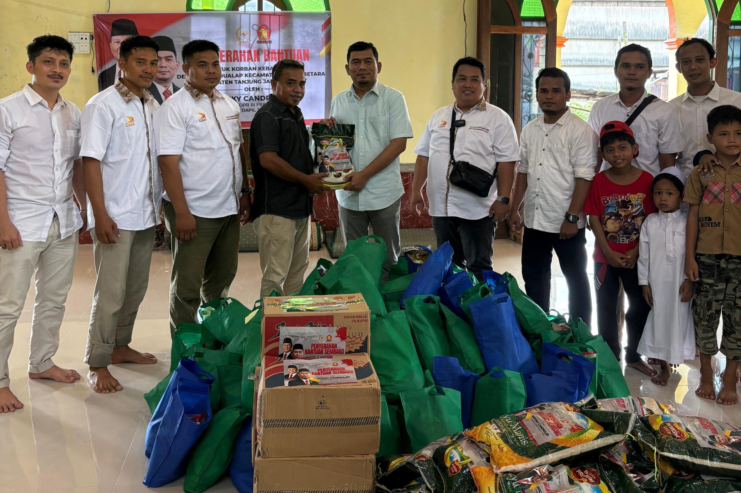 Rocky Candra serahkan bantuan untuk korban kebakaran di Kabupaten Tanjung Jabung Barat, Provinsi Jambi