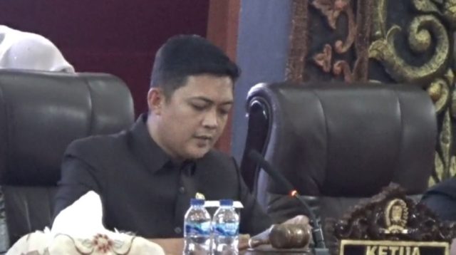Ketua DPRD Provinsi Jambi, M Hafiz Fattah pimpin rapat paripurna