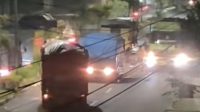 Momen mobil angkutan batubara melawan arus di Kabupaten Batanghari, Jambi