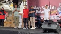 Anggota DPR RI, Rocky Chandra, membuka acara pelepasan jalan santai dalam rangka memperingati Milad Universitas Muhammadiyah Jambi