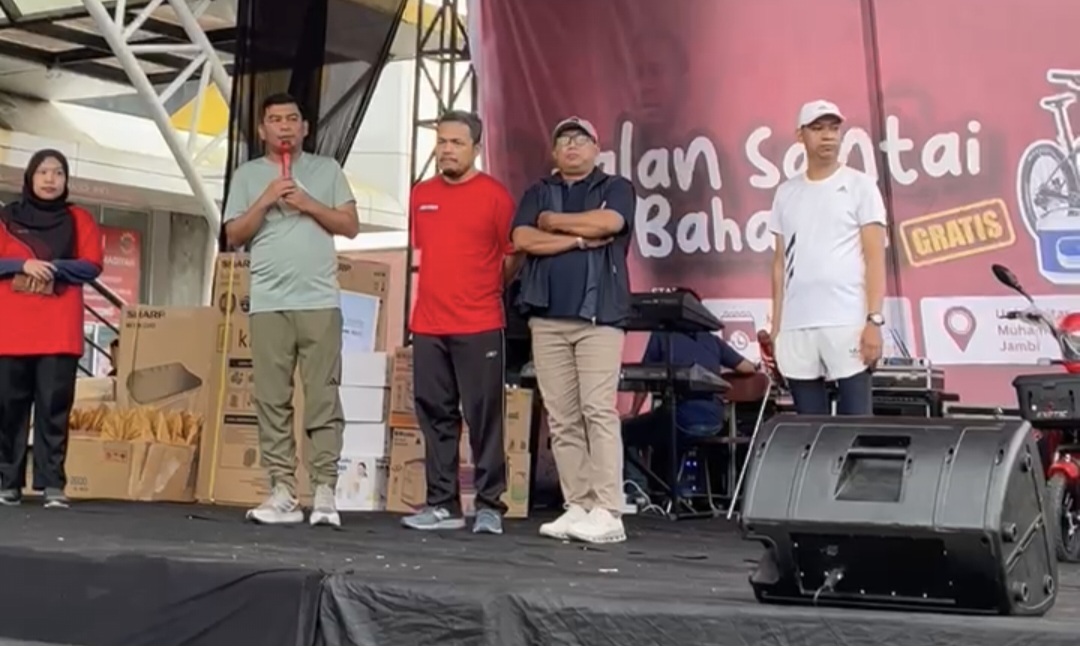 Anggota DPR RI, Rocky Chandra, membuka acara pelepasan jalan santai dalam rangka memperingati Milad Universitas Muhammadiyah Jambi