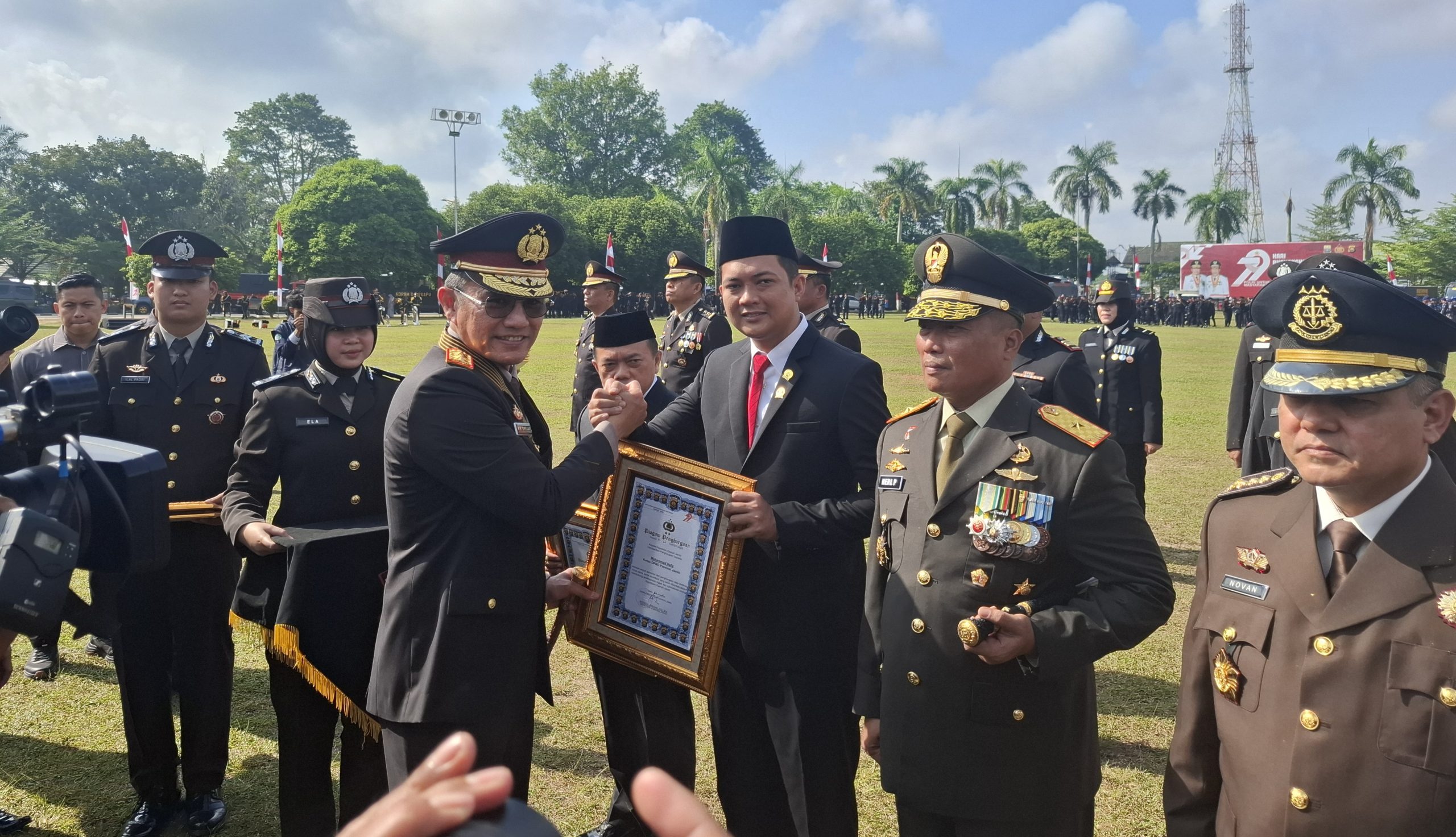 Ketua DPRD Provinsi Jambi, M Hafiz Fattah menerima penghargaan dari Polda Jambi