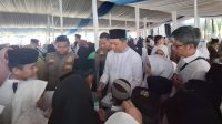 Ketua DPRD Provinsi Jambi, M Hafiz Fattah bagikan santunan kepada anak yatim