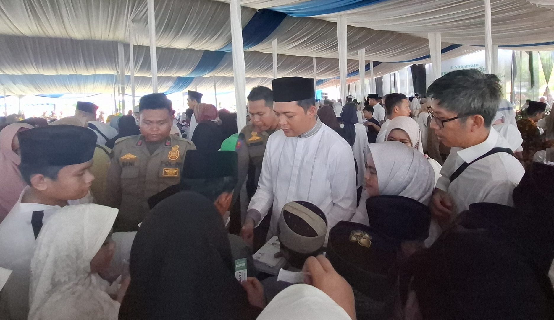 Ketua DPRD Provinsi Jambi, M Hafiz Fattah bagikan santunan kepada anak yatim