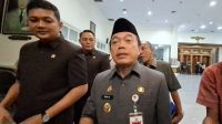 Gubernur Jambi Al Haris (kanan)