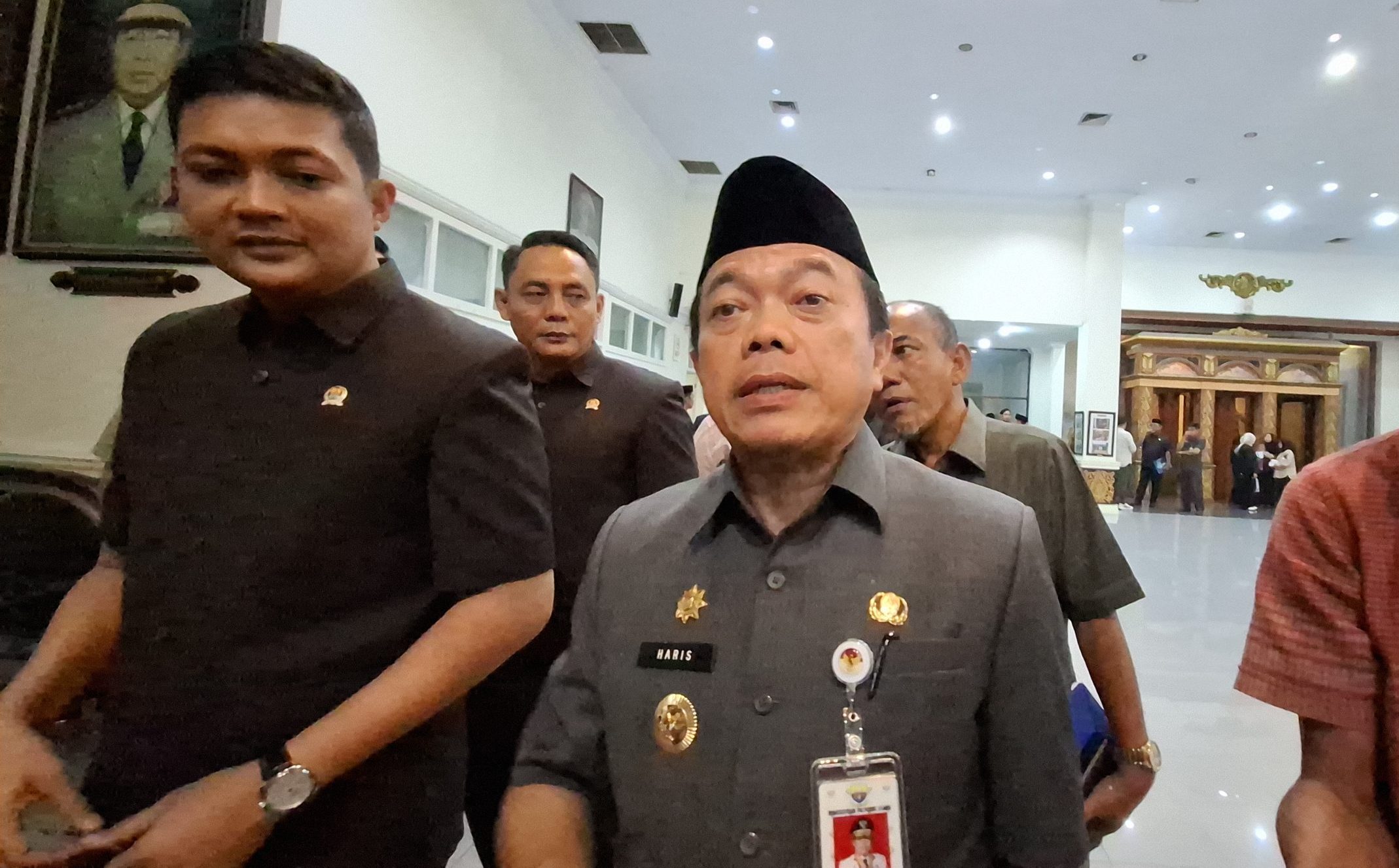 Gubernur Jambi Al Haris (kanan)