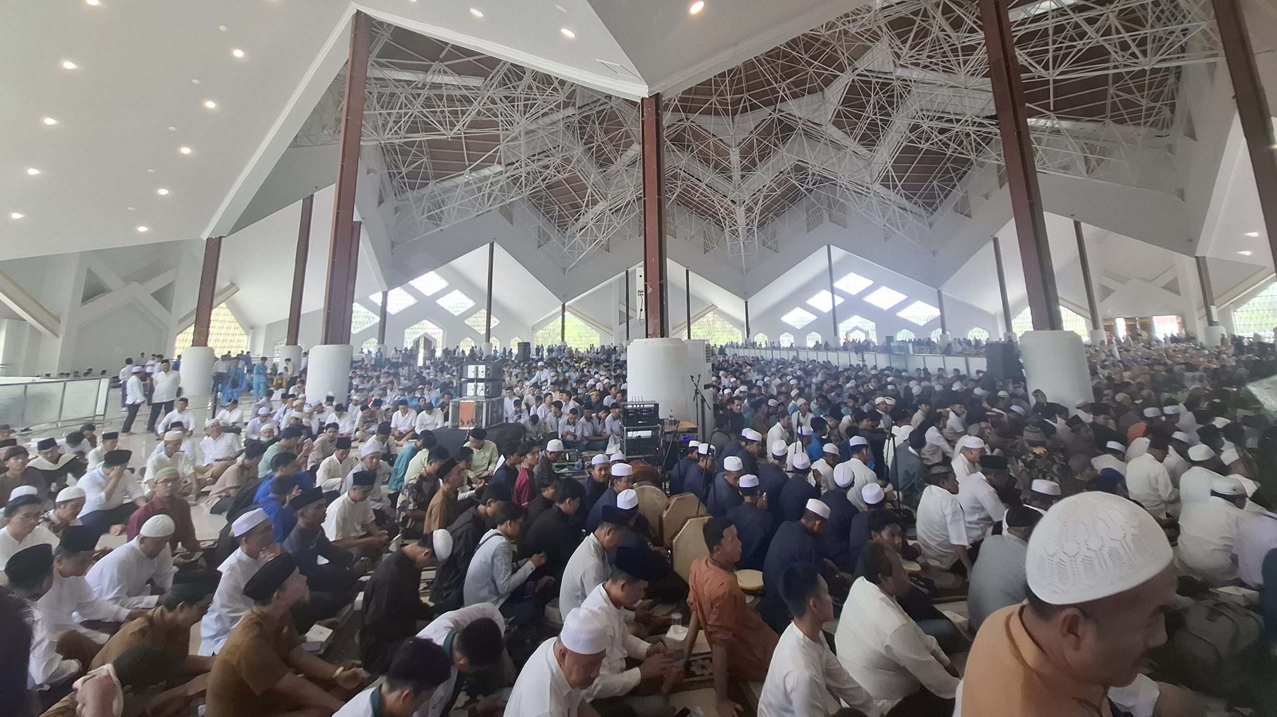 Ribuan warga dan pelajar padati Masjid Tsamaratul Insan, nanti kehadiran Ustaz Abdul Somad