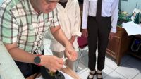 Petugas lapas membongkar kemasam mie instan berisi sabu