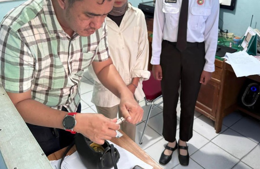Petugas lapas membongkar kemasam mie instan berisi sabu