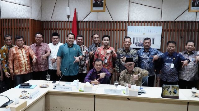 Gubernur Jambi Al Haris bersama Bupati dan Wali Kota se-Provinsi Jambi menemui Mendikdasmen