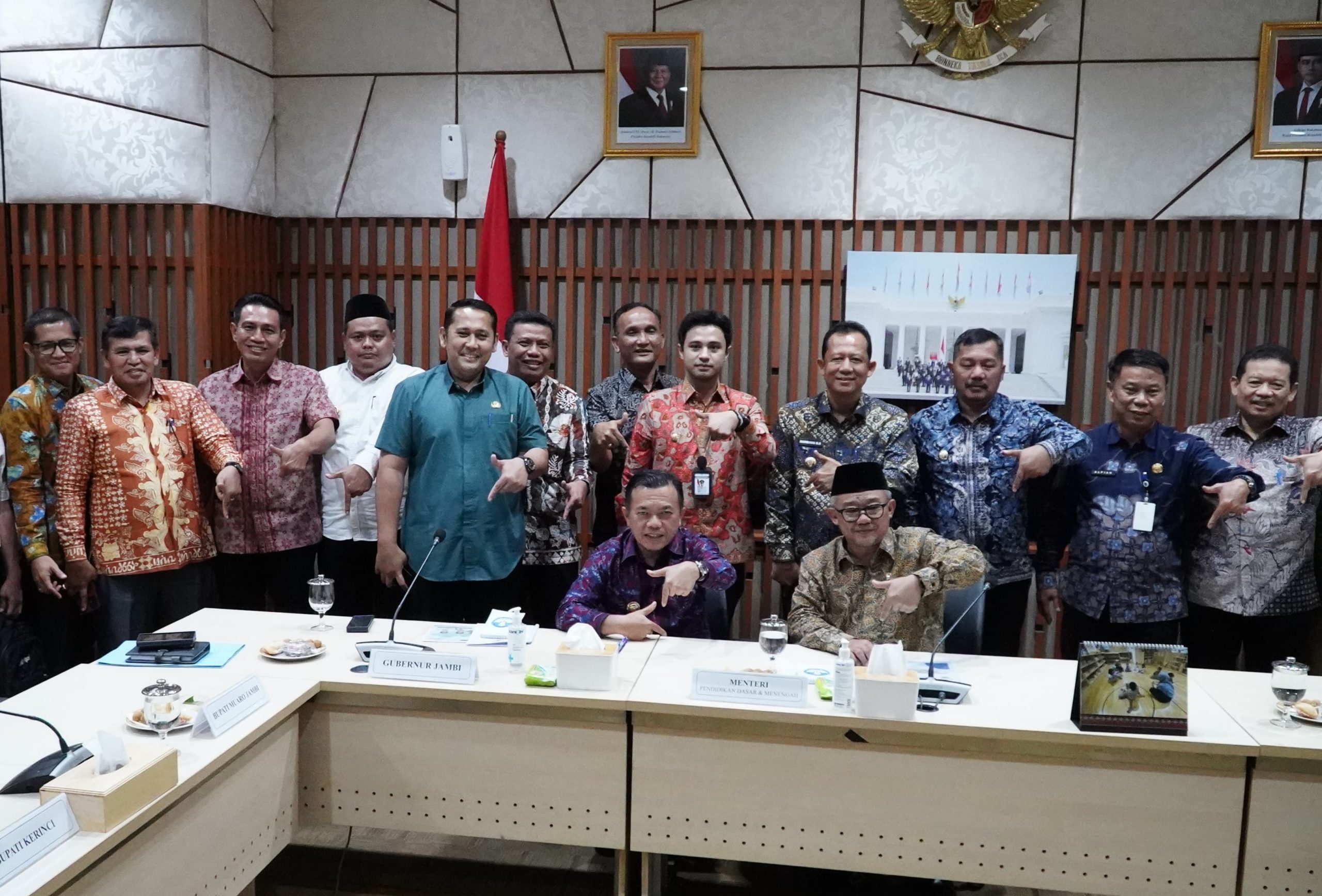 Gubernur Jambi Al Haris bersama Bupati dan Wali Kota se-Provinsi Jambi menemui Mendikdasmen