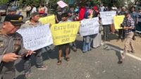 Warga RT 03 Kelurahan Aur Kenali, Kecamatan Telanaipura, Kota Jambi gelar aksi demo di depan stockpile batu bara milik PT SAS