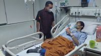 Gubernur Jambi Al Haris saat melihat kondisi Oki Yusmika