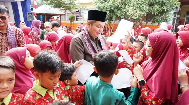 Ketua DPRD Kota Jambi kewalahan saat diminta tanda tangan oleh siswa SDN 47 Kota Jambi