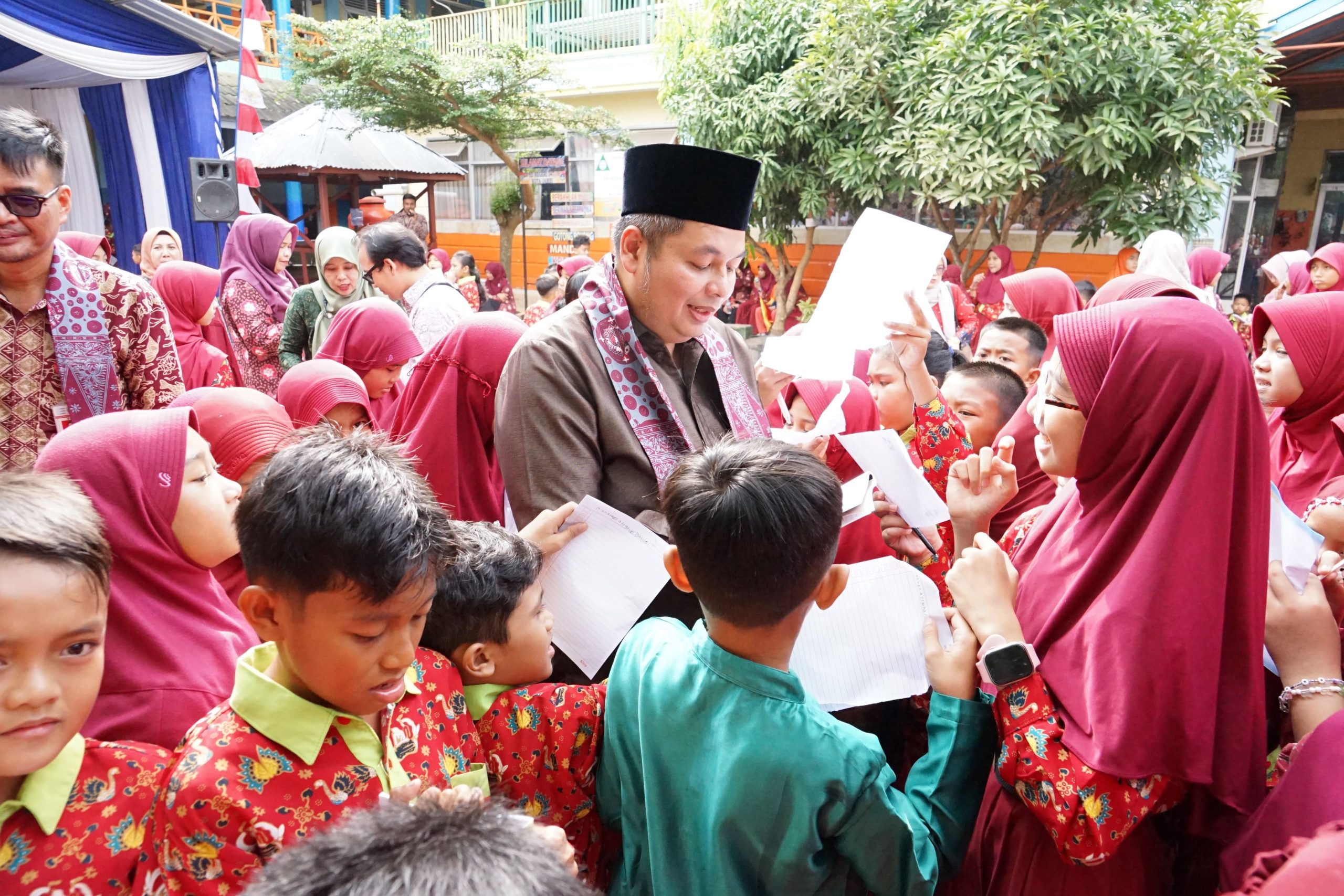 Ketua DPRD Kota Jambi kewalahan saat diminta tanda tangan oleh siswa SDN 47 Kota Jambi