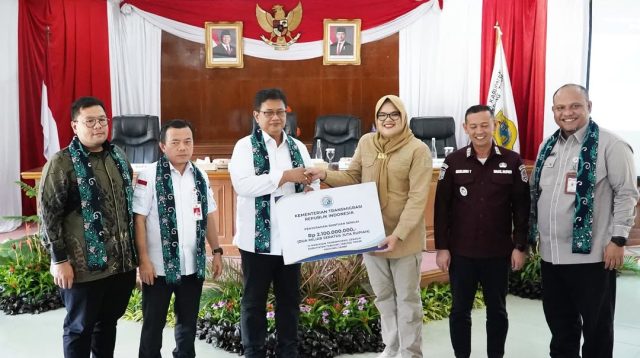 Wakil Menteri Transmigrasi, Viva Yoga serahkan bantuan kepada Pemkab Tanjung Jabung Timur