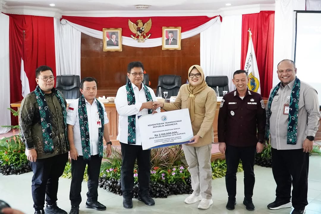 Wakil Menteri Transmigrasi, Viva Yoga serahkan bantuan kepada Pemkab Tanjung Jabung Timur