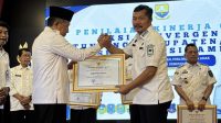 Bupati Kerinci, Monadi menerima penghargaan dari Pemerintah Provinsi Jambi