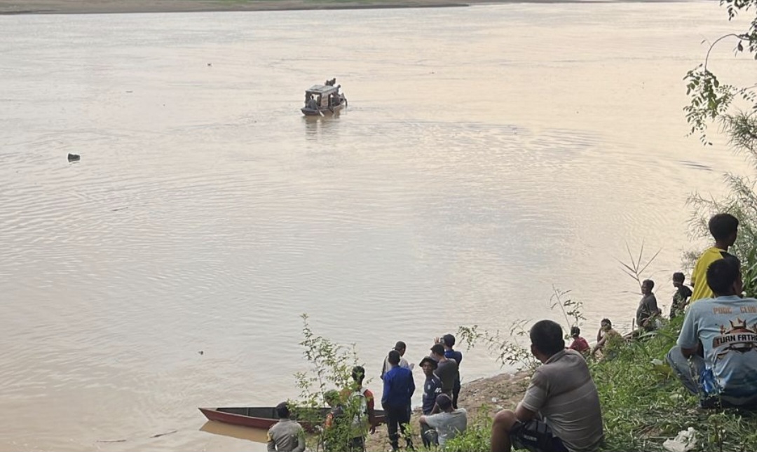 Momen pencarian korban tenggelam di Muaro Jambi