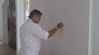 Anggota komisi lll DPRD Provinsi Jambi, Hambali mengecek kondisi dinding Masjid Islamic Center