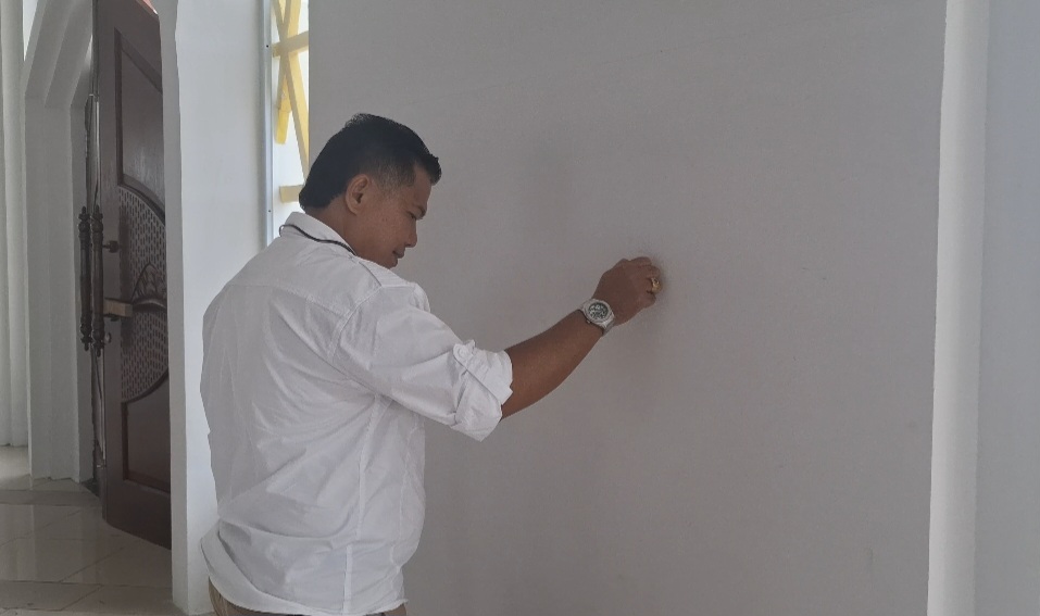 Anggota komisi lll DPRD Provinsi Jambi, Hambali mengecek kondisi dinding Masjid Islamic Center