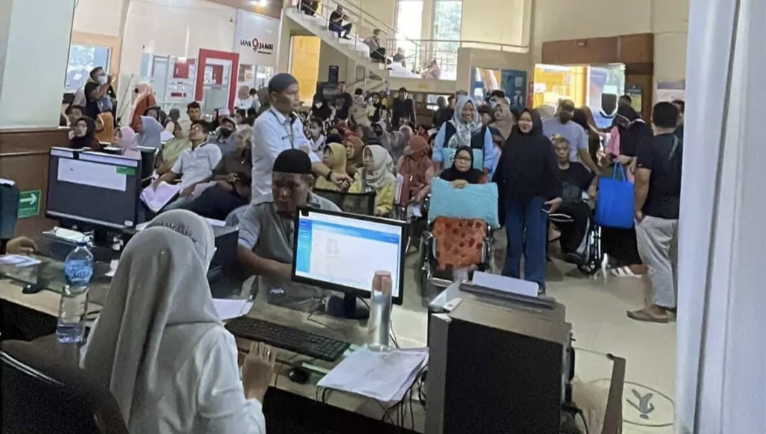 Antrean panjang di RSUD Raden Mattaher Jambi