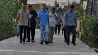 Anggota DPRD Provinsi Jambi, Zulkifli Linus turun langsung cek pengerjaan jalan di Kelurahan Lingkar Selatan, Kecamatan Pall Merah, Kota Jambi