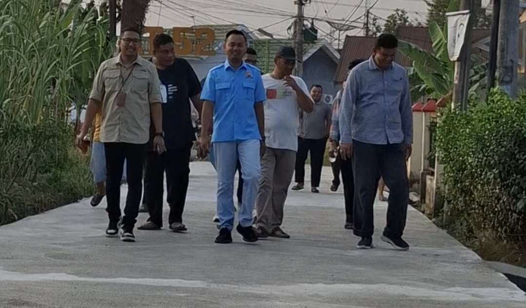 Anggota DPRD Provinsi Jambi, Zulkifli Linus turun langsung cek pengerjaan jalan di Kelurahan Lingkar Selatan, Kecamatan Pall Merah, Kota Jambi