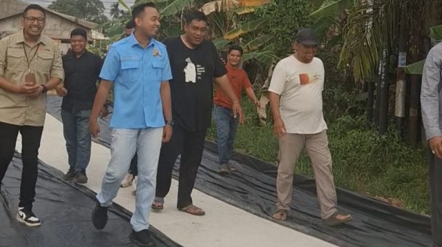 Anggota DPRD Provinsi Jambi, Zulkifli Linus tinjau perbaikan jalan di Kelurahan Lingkar Selatan, Kecamatan Pall Merah, Kota Jambi