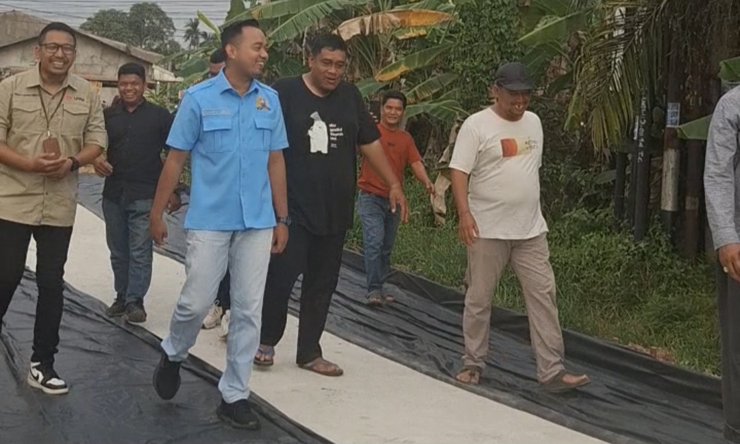 Anggota DPRD Provinsi Jambi, Zulkifli Linus tinjau perbaikan jalan di Kelurahan Lingkar Selatan, Kecamatan Pall Merah, Kota Jambi