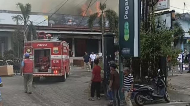Klinik dan Apotek di kawasan gedung Pascasarjana UIN STS Jambi terbakar