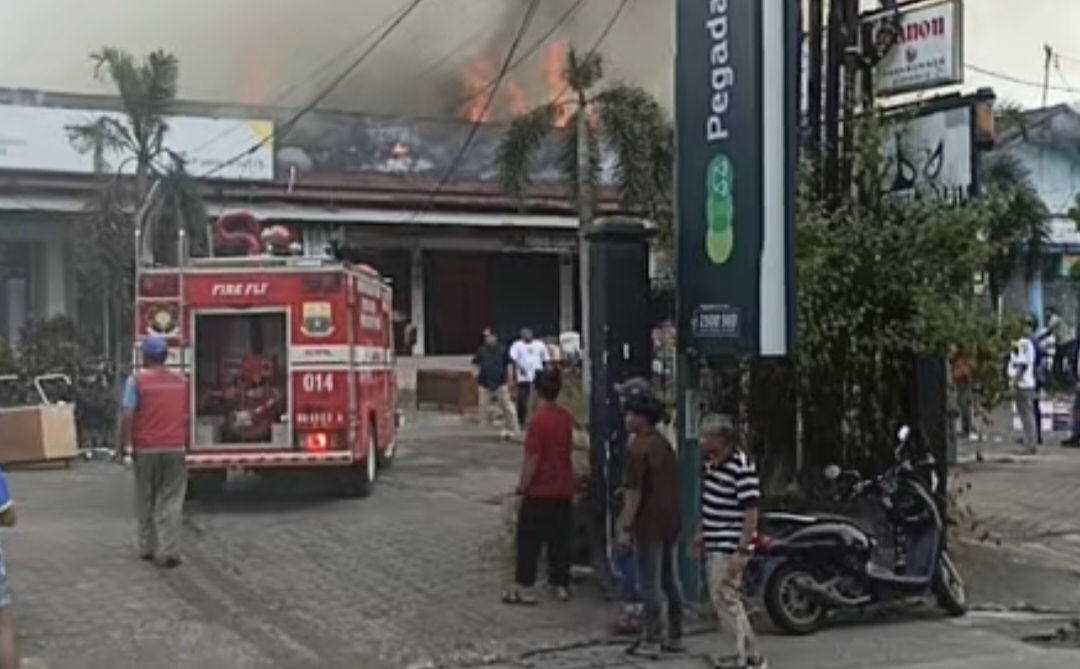 Klinik dan Apotek di kawasan gedung Pascasarjana UIN STS Jambi terbakar
