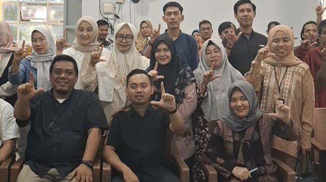 Zulkifli Linus bersama warga Kelurahan Pakuan Baru