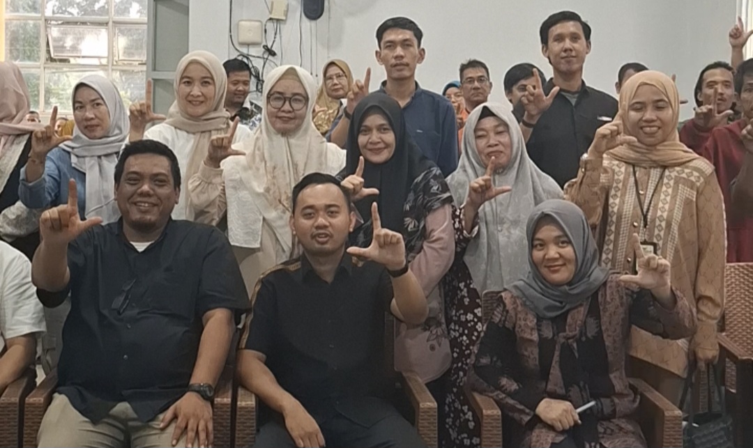 Zulkifli Linus bersama warga Kelurahan Pakuan Baru