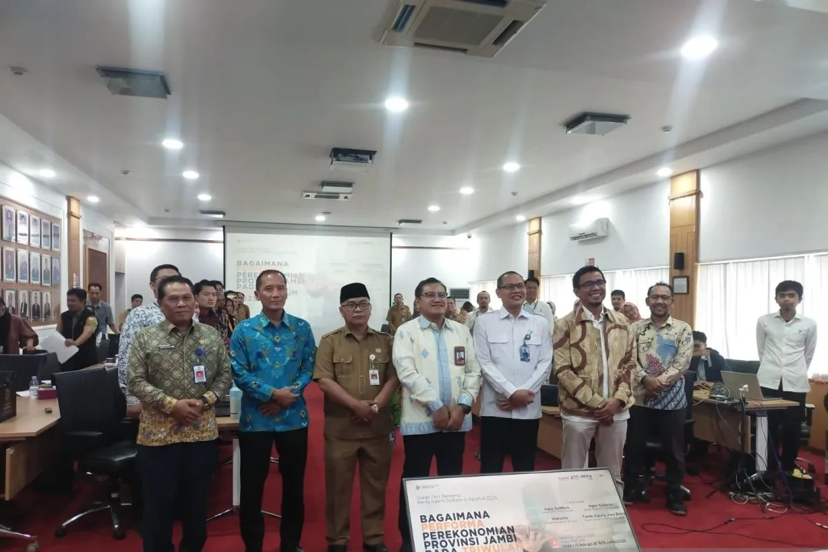 Siaran Pers Bersama Berita Resmi Statistik (BRS) periode Agustus 2025 yang dilaksanakan bersama KPW Bank Indonesia Provinsi Jambi, Kanwil DJPb Provinsi Jambi dan BAPPEDA Provinsi Jambi di Jambi, Selasa (5/8/2025). Materi kegiatan tersebut terkait Pertumbuhan Ekonomi Provinsi Jambi Triwulan II 2025. sumber: ANTARA
